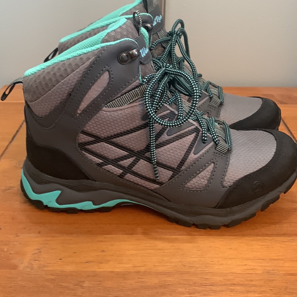 BNWT Never worn Wind River Hiking Boot